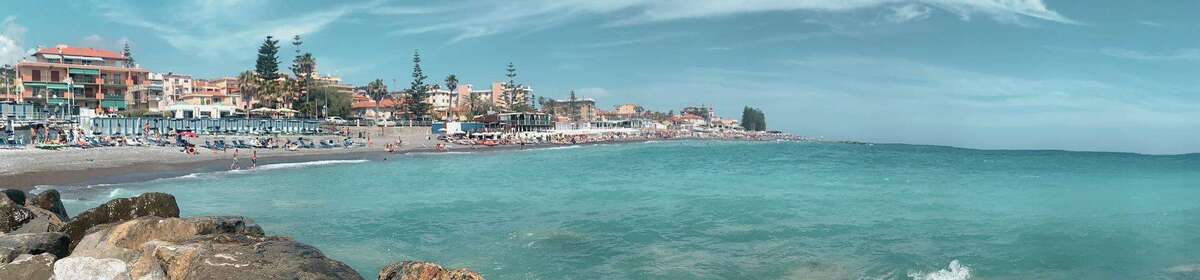 Banner strand bei bordighera ligurien italien
