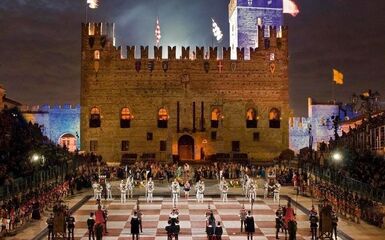 Scacco matto al Re: la partita degli scacchi viventi